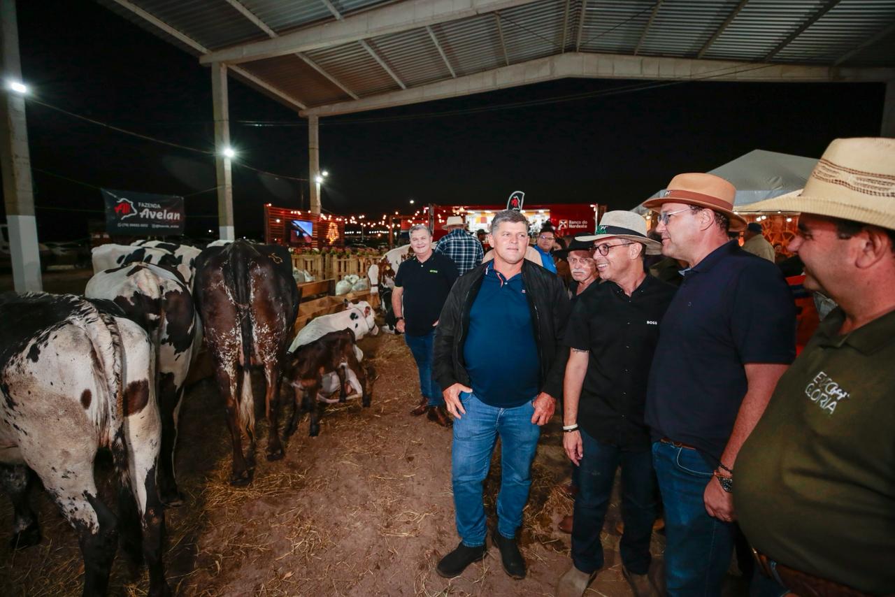 Governador participa da ExpoGlória 2025 e reforça importância da bacia leiteira na economia sergipana